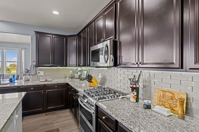 Building Photo - 15411 Village Cir E