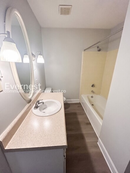 Building Photo - 3208 Pinecrest Dr