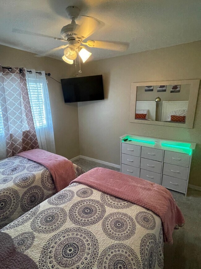 Building Photo - 2043 NW 6th Terrace