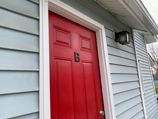 Building Photo - Two bedroom (with office or small 3rd bedr...