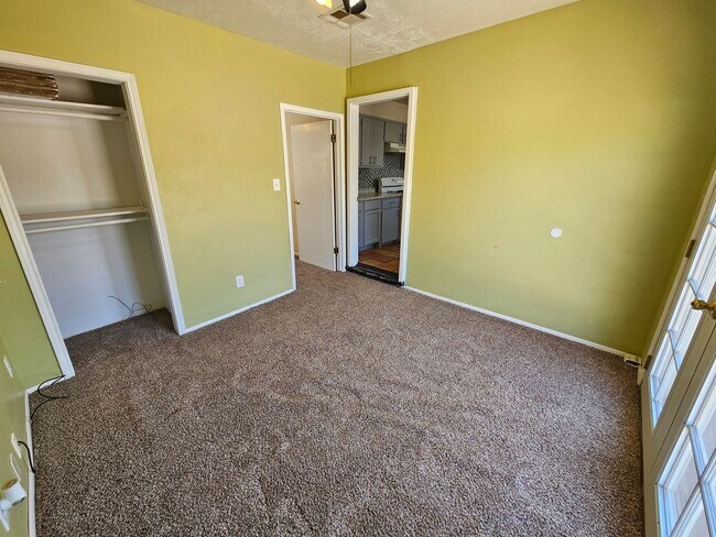 Building Photo - Beautifully maintained 3 bdrm/2 bath with ...