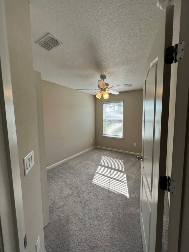 Building Photo - Newer Home just Minutes from Beach and May...