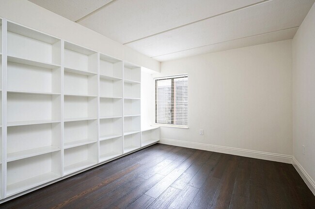 Building Photo - Stellar Symphony Terrace Condo!