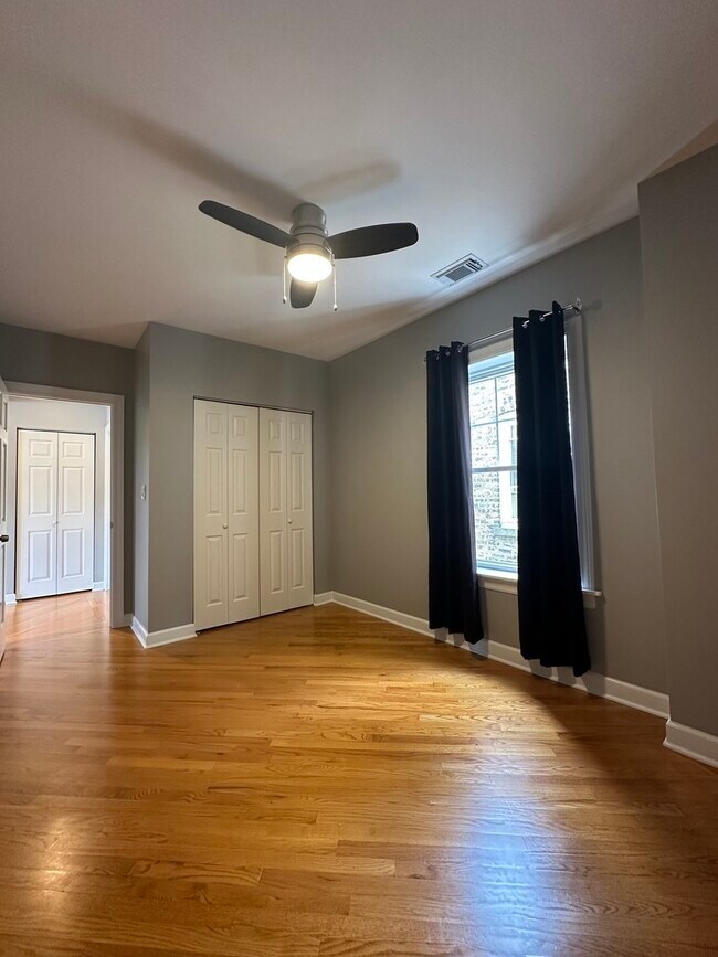 Building Photo - 5643 N Artesian Ave