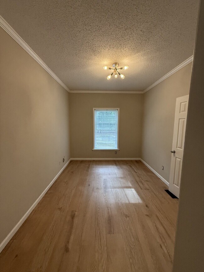 Building Photo - "Charming 4-Bedroom Sanctuary with 2 Full Baths in Beaufort – Spacious 2106 Sq Ft Haven!"
