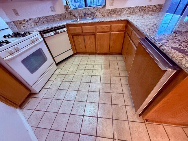 Building Photo - Ranch Bernardo Guest House 1br 1 bath granite kitchen All appliances Washer & Dryer  $2240 For Lease