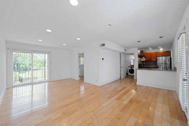 Building Photo - 1313 E 52nd St