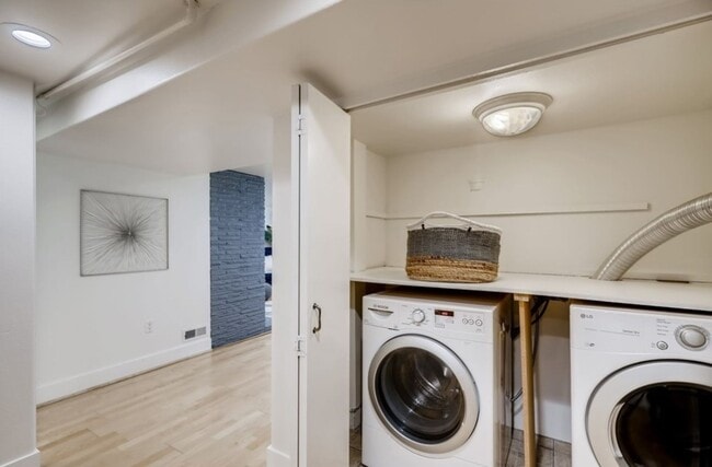 Building Photo - 3Bd/1.75Ba Seattle House