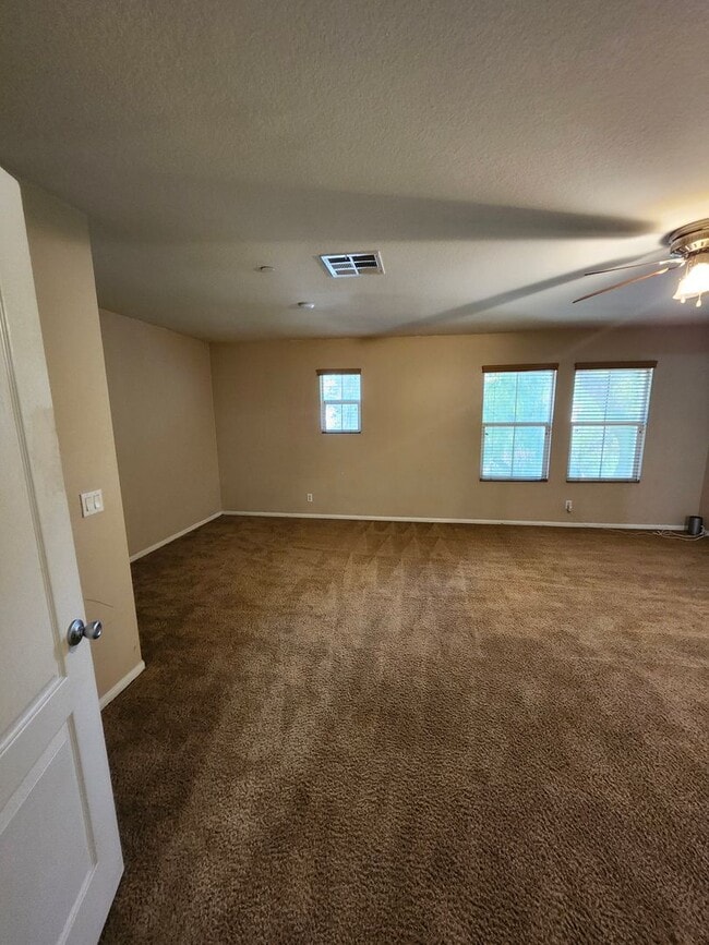 Building Photo - Beautiful two-story townhouse in Fontana G...