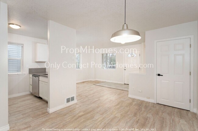 Building Photo - One Bedroom in Argay Terrace - Price Reduc...