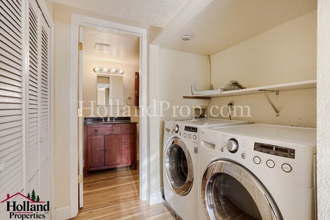 Building Photo - Charming 3-Bedroom Home in Highly Walkable Milwaukie Neighborhood!