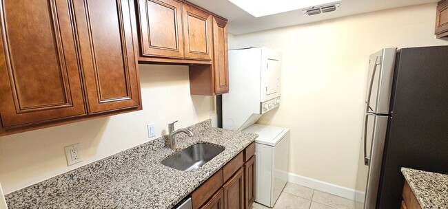 Building Photo - 2nd floor 1 bed/1 bath Unit in Sandlewood ...