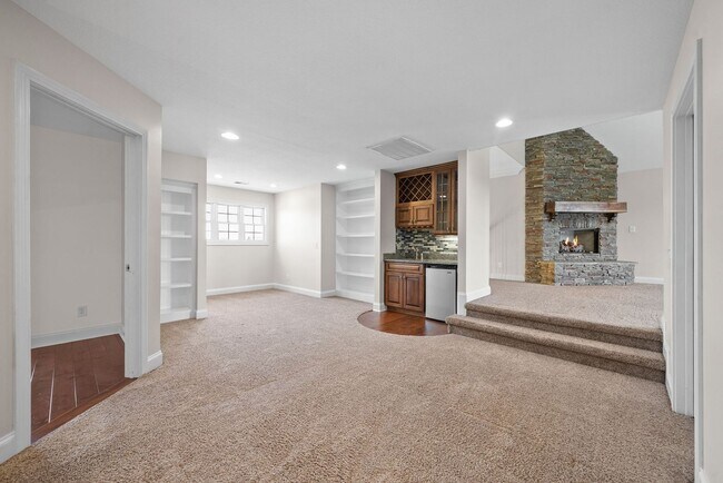 Building Photo - Pet Friendly Four Bedroom off Exit 8!