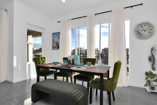 Building Photo - Waterfront Beauty