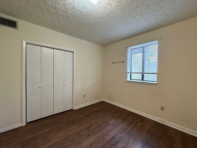 Building Photo - 1 Bedroom,1 Bath Apartment Colonial Height...