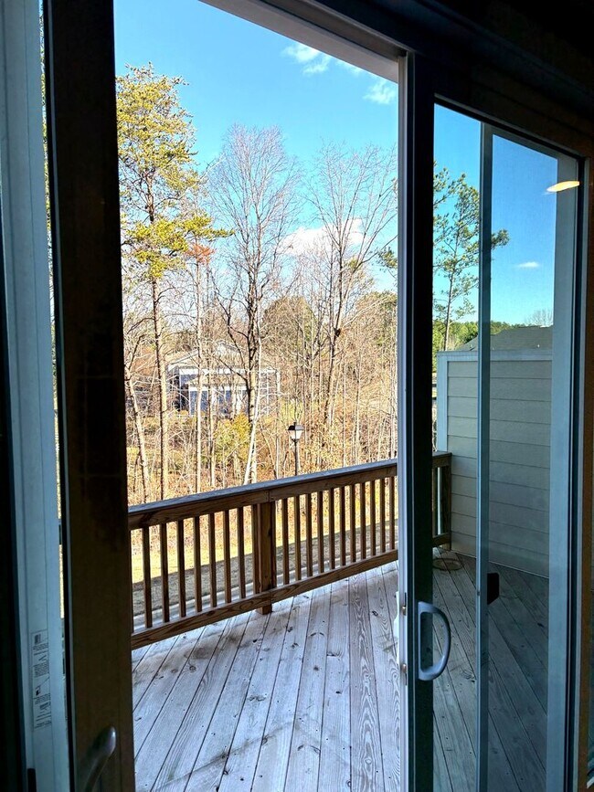 Building Photo - End-Unit Townhome w/3BR + 2-Car Garage + Balcony