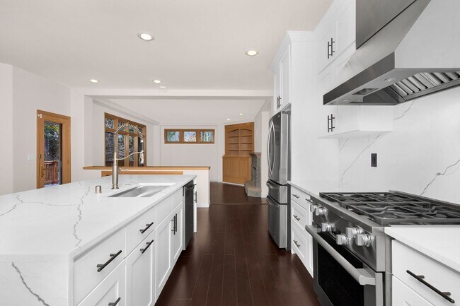 Building Photo - Large 4 Bedroom Home in Marymoor Hill