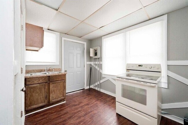 Building Photo - 2917 E Michigan St