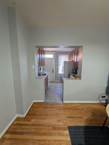 Building Photo - 3002 Kenyon Ave