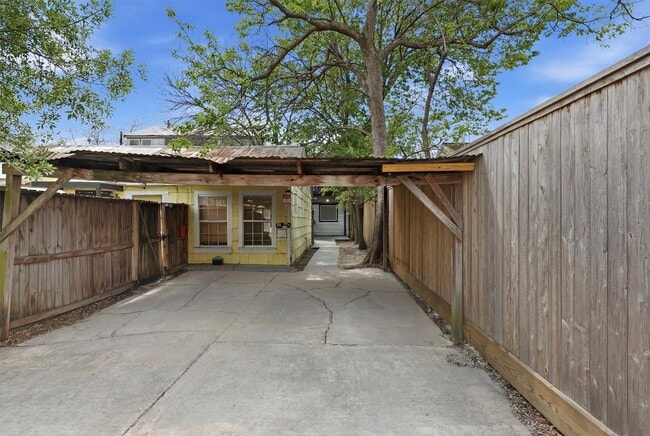 Building Photo - 5313 Palmetto St