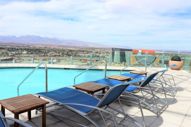Building Photo - Unfurnished Downtown Hi-Rise Loft near the...