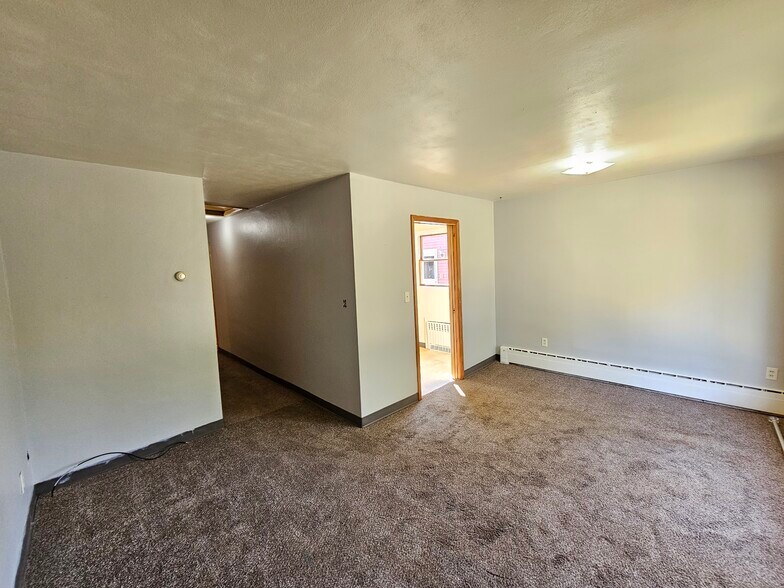 Building Photo - 927 W Linden St