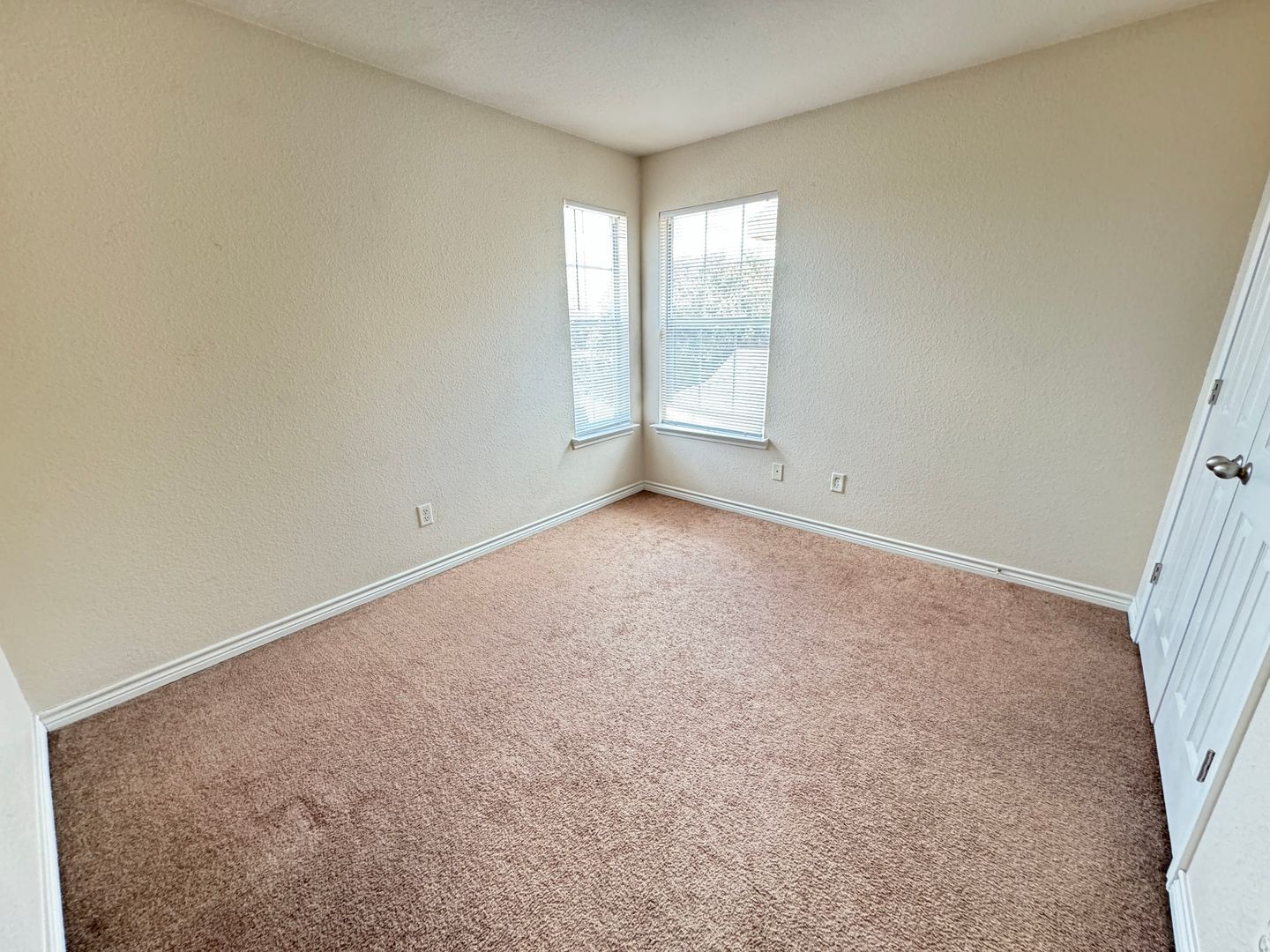 Building Photo - 4002 Cambridge Dr