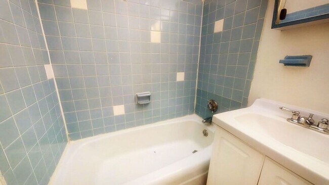 Building Photo - 2-bed w/heat & parking MT AUBURN