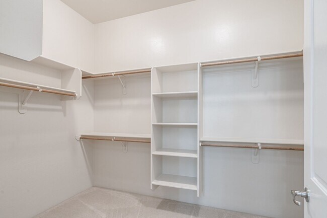 Building Photo - Rare find for this 4 bedroom/3 bath, exqui...