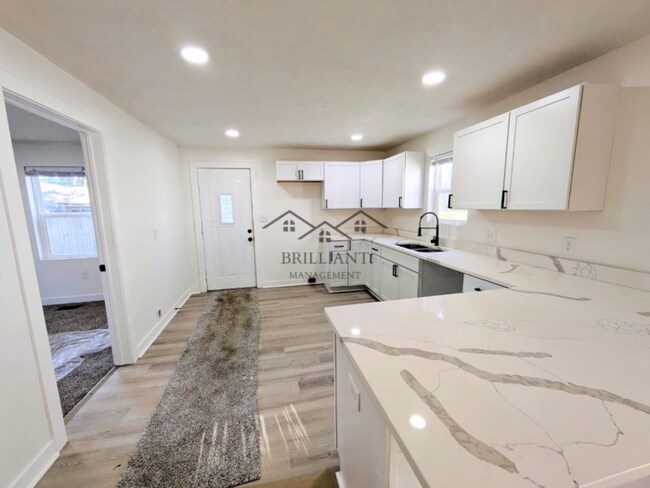 Building Photo - 523 N Alton Ave