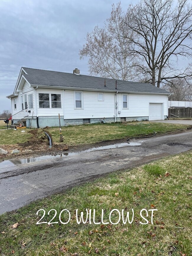 Building Photo - 220 W Willow St