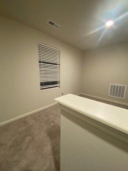 Building Photo - 427 Silo Ct