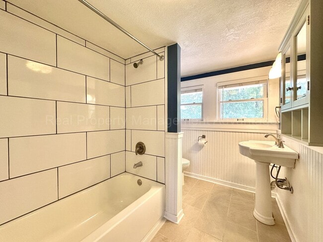 Building Photo - Craftsman Style, Modern Amenities Steps from Main St.
