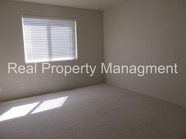 Building Photo - 3 Bedroom Townhome in Smithfield.  Available for August move in!