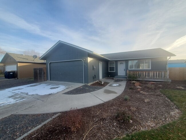Building Photo - 3 Bed 2 Bath - Single Level - Fenced - 2 C...