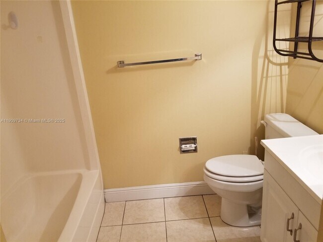 Building Photo - 9735 Fontainebleau Blvd