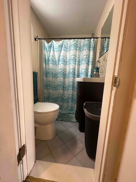 Building Photo - 50 Westbury Park Rd