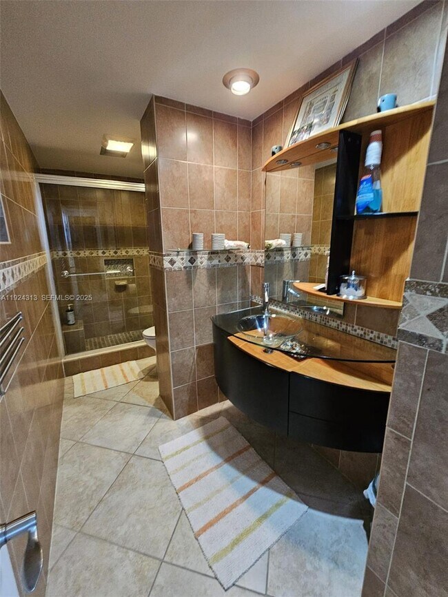 Building Photo - 4200 Hillcrest Dr