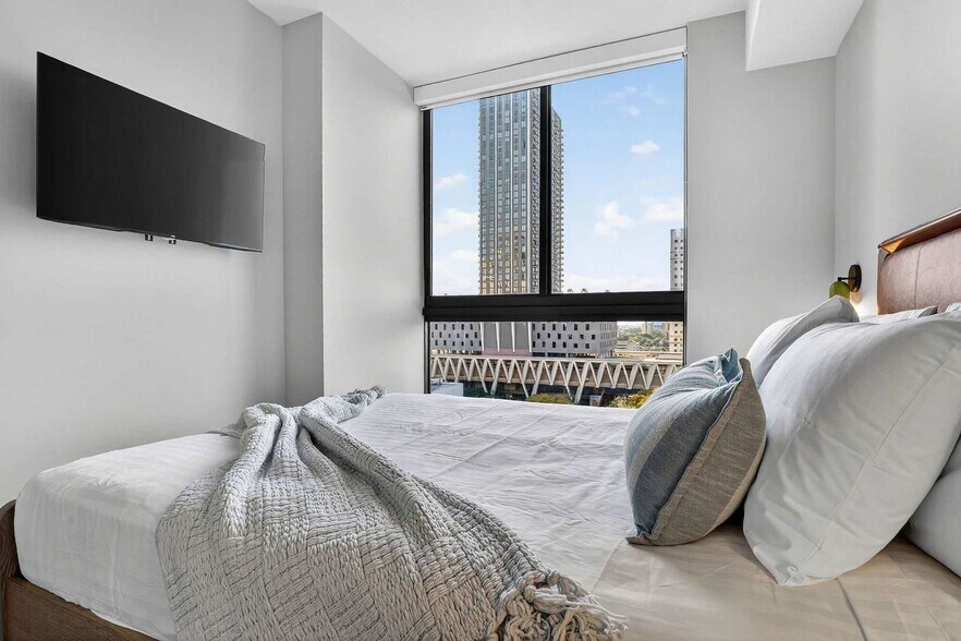 Building Photo - 11 NE 6th St