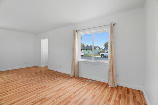 Building Photo - 1731 E Sanson Ave