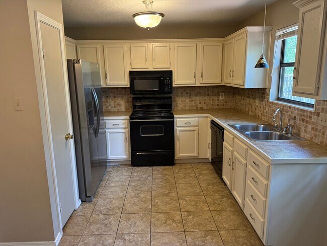 Building Photo - 127 Rolling Oaks Dr