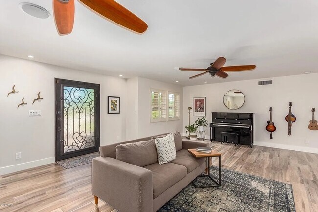 Building Photo - 8070 E Vía Bonita