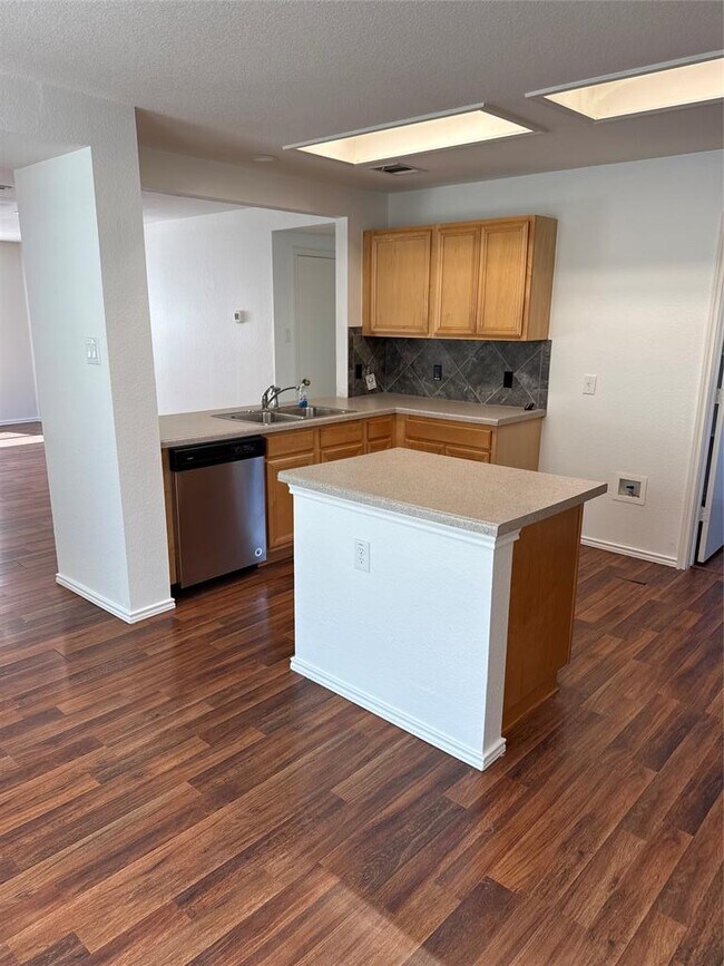 Building Photo - 2114 Cottontail Dr