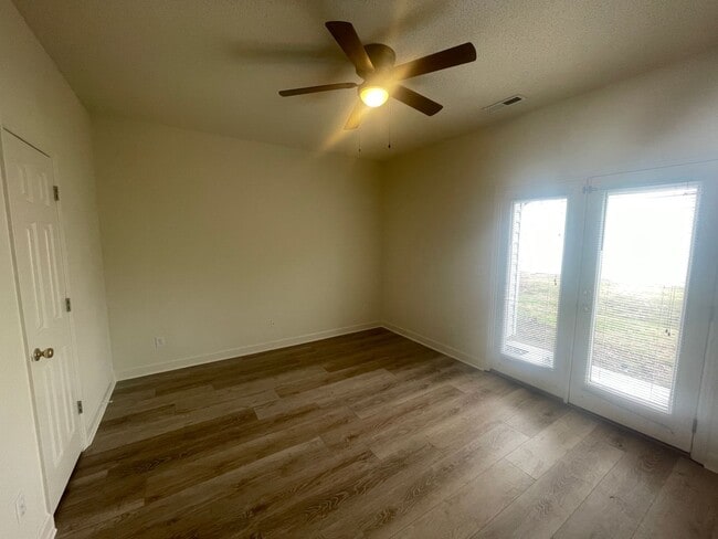 Building Photo - Greenway Village 2 Bedroom Townhome