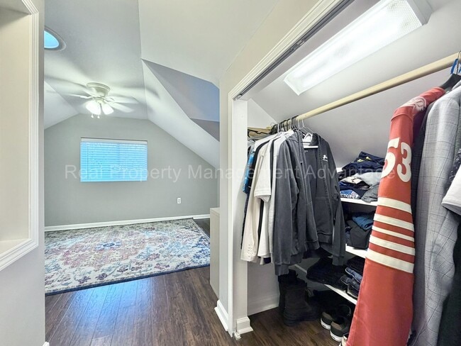 Building Photo - 3 Bed/2.5 Bath - Cape Cod Charm with Modern Comforts Throughout
