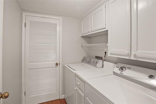 Building Photo - 202 Peachtree Forest Dr