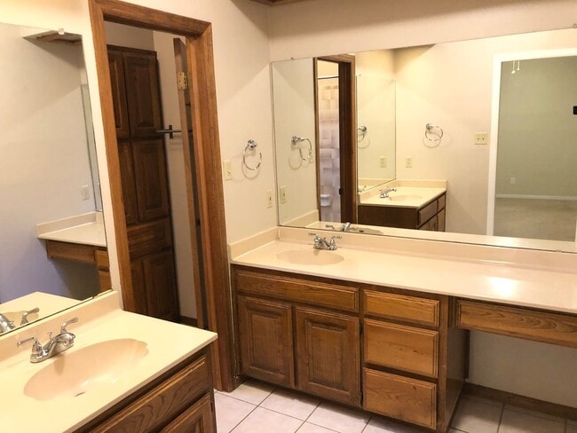 Building Photo - 1 story with lots of charm! Westwood High School!