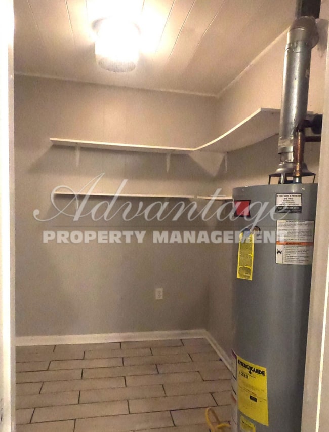 Building Photo - Newly Renovated Home in Oakhaven