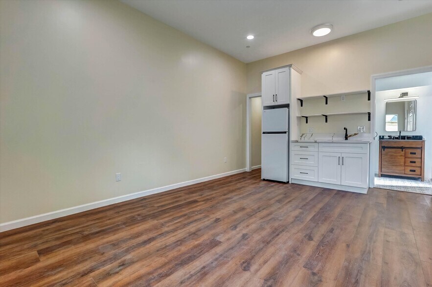 Building Photo - 17095 Kingsbury St