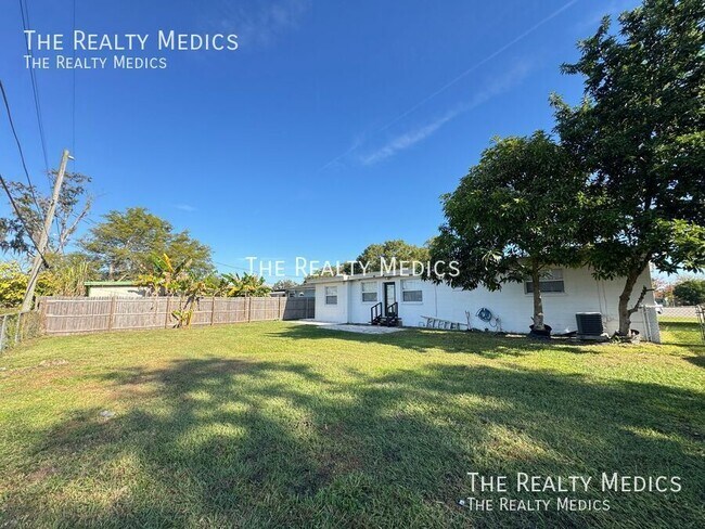 Building Photo - 1102 Egan Dr